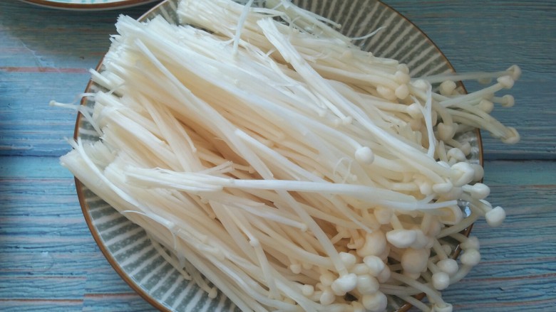 什锦酸菜,<a style='color:red;display:inline-block;' href='/shicai/ 234'>金针菇</a>洗净,切掉根部