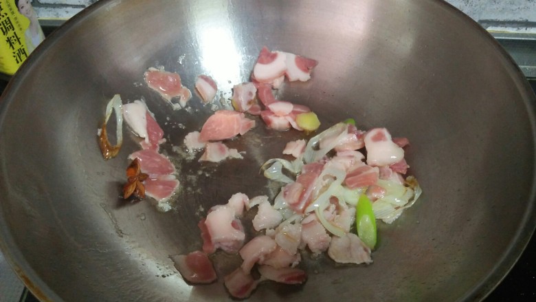 什锦酸菜,炒至肉色发白