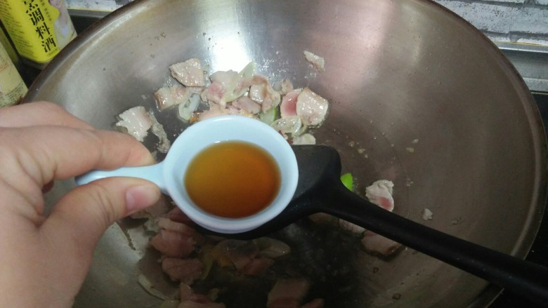 什锦酸菜,加<a style='color:red;display:inline-block;' href='/shicai/ 718'>料酒</a>