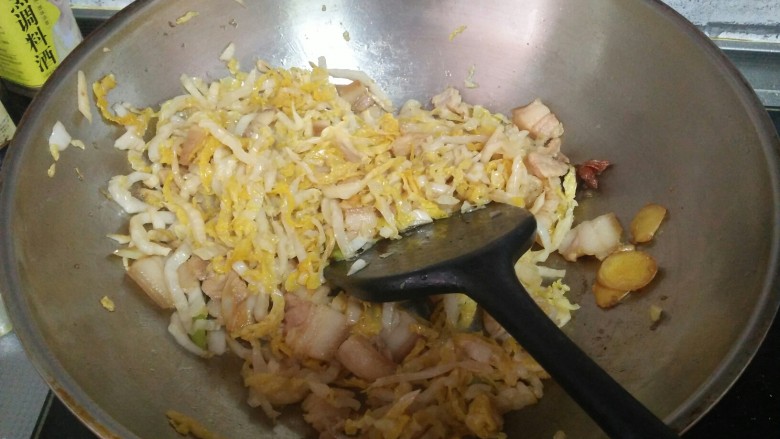 什锦酸菜,炒匀