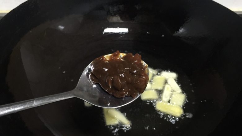 家常酸菜鱼,加入半勺黄豆酱翻炒