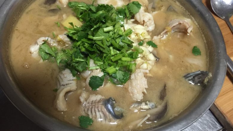家常酸菜鱼,加入蒜末和香菜