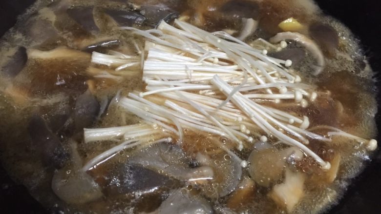 家常酸菜鱼,水煮开后放入金针菇