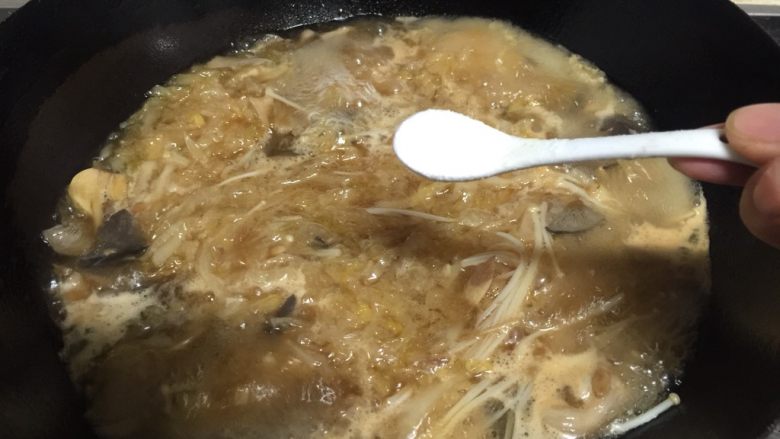 家常酸菜鱼,加入适量盐