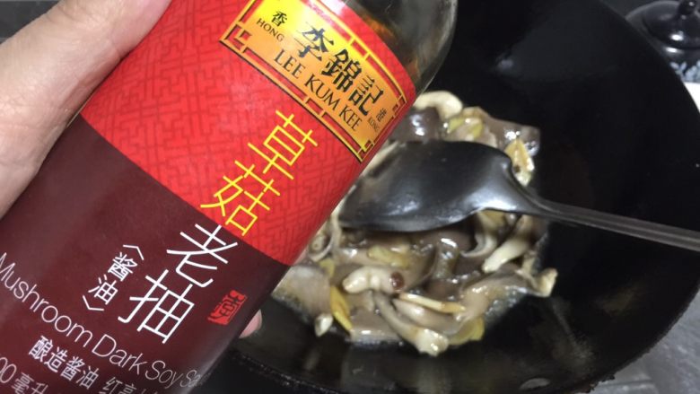 家常酸菜鱼,加入适量老抽