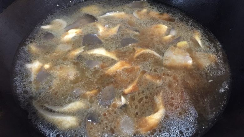 家常酸菜鱼,倒入一大碗清水