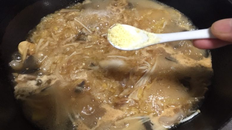 家常酸菜鱼,加入适量鸡精