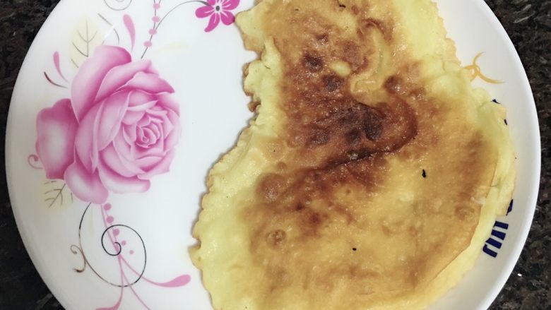 炸番薯饼饼,多余的粉浆可以用油煎成金黄色的饼饼,根据自己的口味爱好添加调味料,例如盐、糖or葱花。