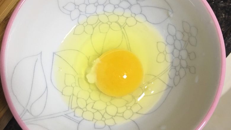 炸番薯饼饼,打散鸡蛋,兑水。水量大概是鸡蛋的两倍。