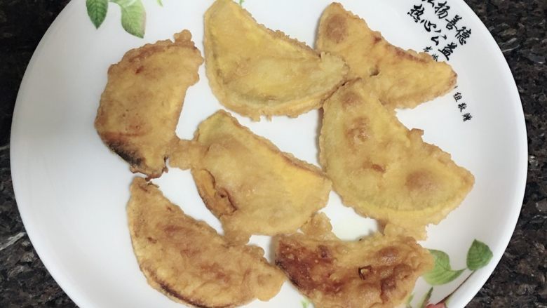炸番薯饼饼,上锅摆盘,记得把盘子🥘擦干净哦✌️