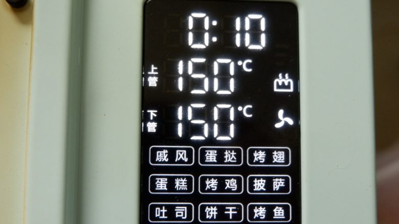巧克力杏仁牛轧糖,150度烘烤10分钟左右,将杏仁烤香。注意不要时间过长火过大,烤糊了就难吃了。 烤好之后放凉备用