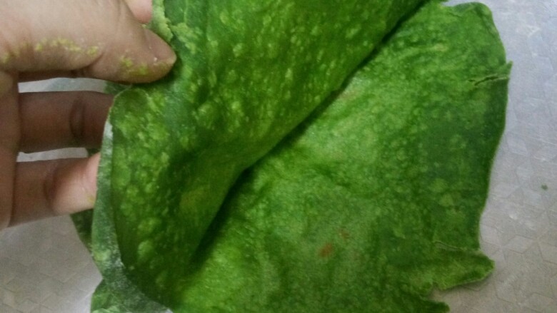绿油油的菠菜春饼,不粘锅不放油,小火烙饼至一面起泡再翻另一面,两面都烙好后,将两层饼分离,因为中间涂过油所以很好分离。