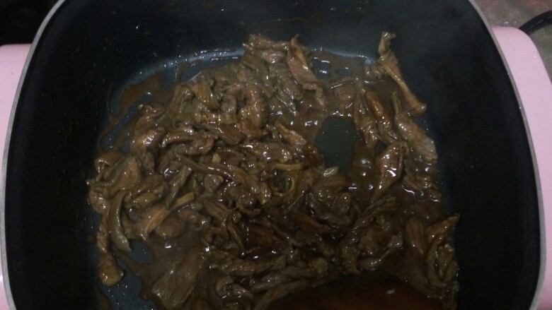 绿油油的菠菜春饼,再做京酱肉丝,锅里加油放入肉丝翻炒8分熟后加入一大勺<a style='color:red;display:inline-block;' href='/shicai/ 712'>甜面酱</a>不需要加盐,继续翻炒均匀,加入一小碗水中火收汁即可
