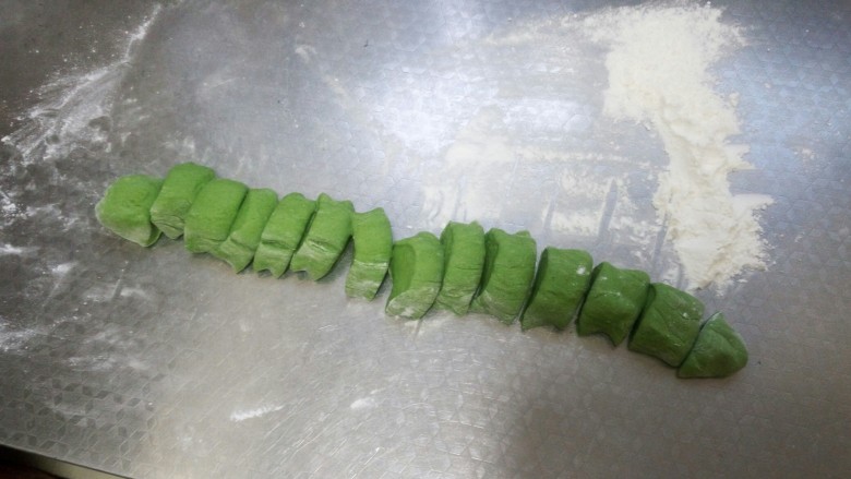 绿油油的菠菜春饼,平均分成一样大小等分,我分了14块