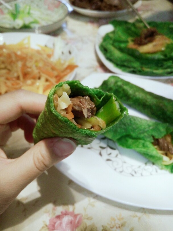 绿油油的菠菜春饼,卷起来开吃吧,绿油油的甚是好看,营养也是棒棒哒!