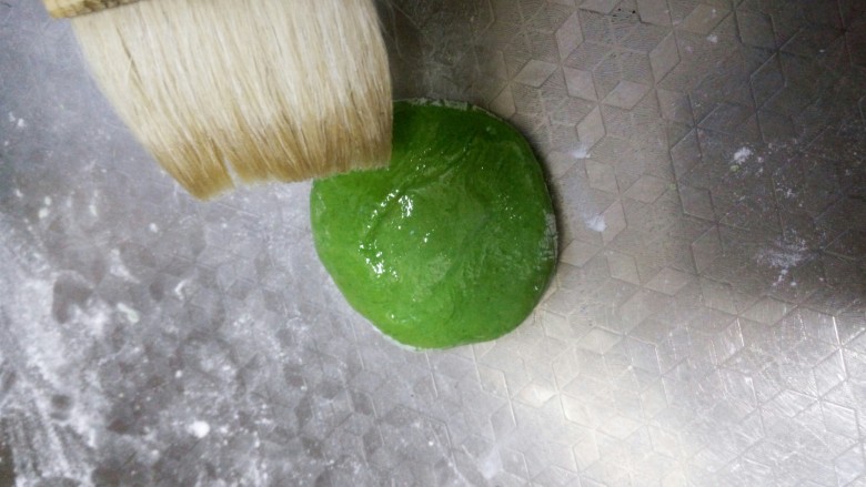 绿油油的菠菜春饼,再其中一个刷一层植物油,将两片剂子重叠