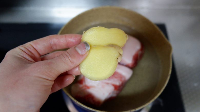 潼关肉夹馍,锅内加入清水,把五花肉放进去,加入3片姜片。