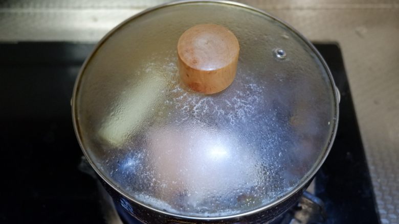 潼关肉夹馍,转小火盖上锅盖焖炖40分钟左右。闷至软烂即可,时间大家自行掌握。