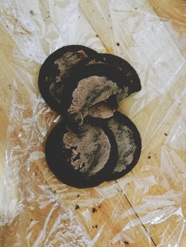 小确幸(水果甜品),将奥利奥从中掰开,用勺子将中间的奶油刮掉,捏碎。用擀面杖擀成碎渣渣