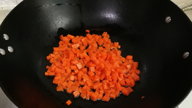 还怕冷吃羊肉臊子烧芹菜胡萝卜土豆,放入胡萝卜丁