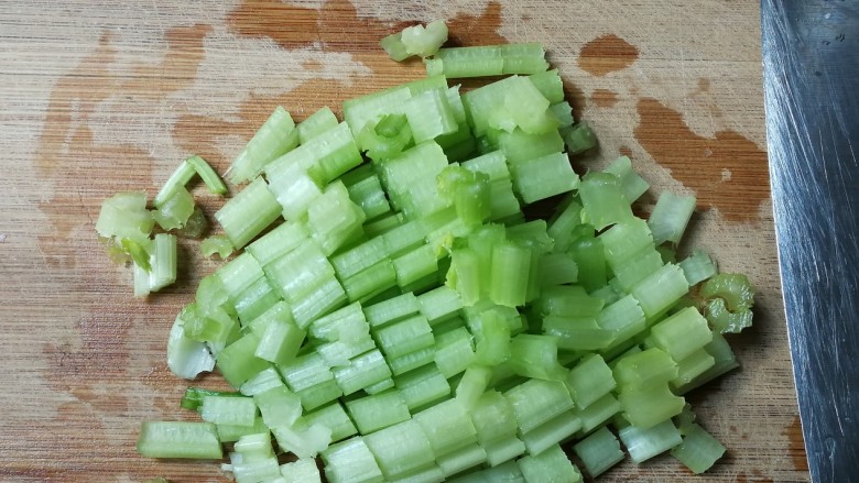 还怕冷吃羊肉臊子烧芹菜胡萝卜土豆,切碎
