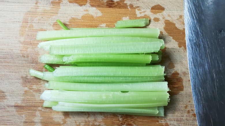 还怕冷吃羊肉臊子烧芹菜胡萝卜土豆,芹菜摘取叶子洗净