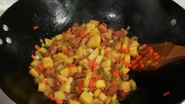 还怕冷吃羊肉臊子烧芹菜胡萝卜土豆,翻炒均匀