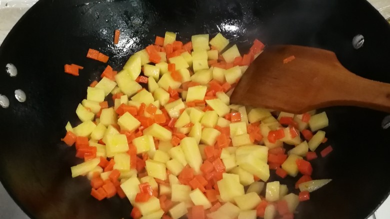 还怕冷吃羊肉臊子烧芹菜胡萝卜土豆,翻炒出香味