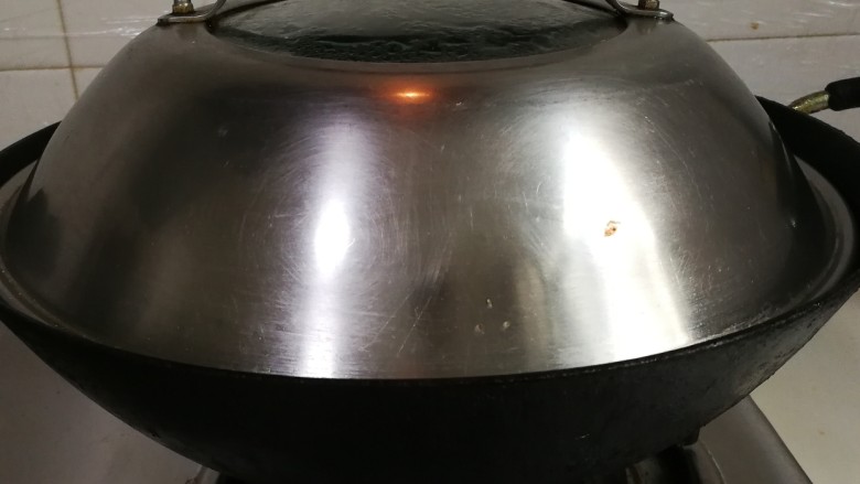还怕冷吃羊肉臊子烧芹菜胡萝卜土豆,盖上锅盖中火烧开转小火烧两分钟