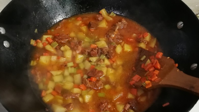 还怕冷吃羊肉臊子烧芹菜胡萝卜土豆,放入适量热水