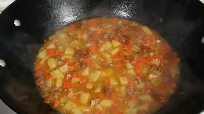 还怕冷吃羊肉臊子烧芹菜胡萝卜土豆,羊肉臊子烧好了,出锅
