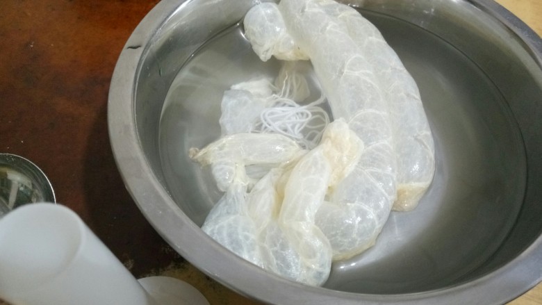 灌肠-五香肠【肉馅版】,肠衣浸泡水,24小时,泡好洗净,绳子也一起泡