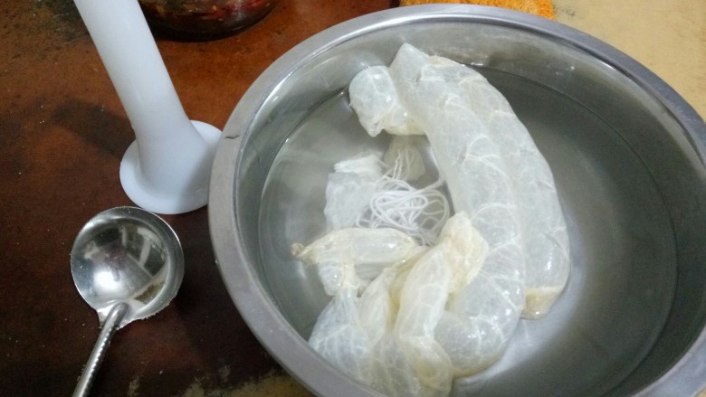 灌肠-五香肠【肉馅版】,白色的是灌肠神器,没有的话,用饮料瓶或者矿泉水瓶,延着瓶口8公分处剪开~(我爸就这么弄)