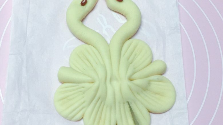 情侣鹅,用刀背压出花纹,如上图。