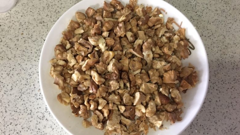 核桃布朗尼,核桃160度烤12分钟,冷凉掰碎