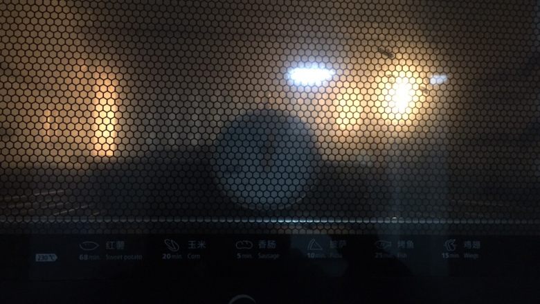 核桃布朗尼,放入预热好的烤箱180度30分钟左右,牙签插入拔出光滑不带出渣子即可
