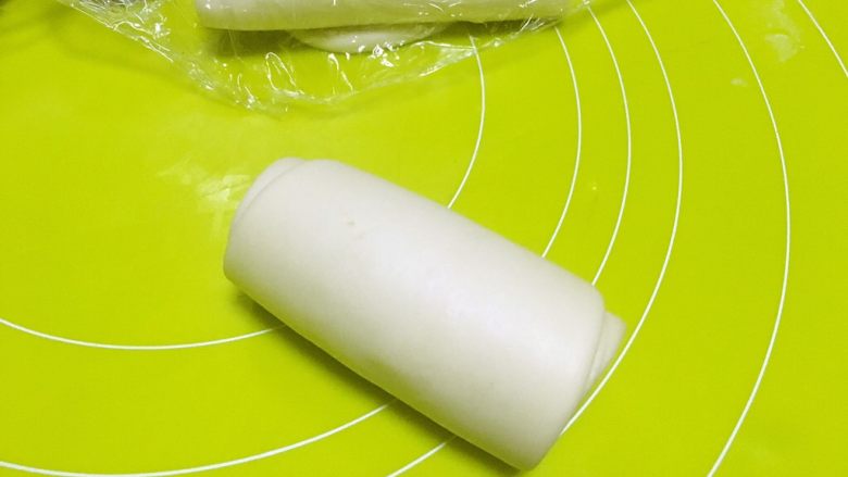 螺纹蛋黄酥,之后卷起来,盖保鲜膜松弛15分钟