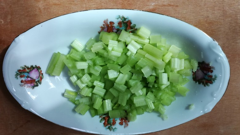 冬天太冷吃土豆胡萝卜羊肉臊子面,芹菜洗净切碎