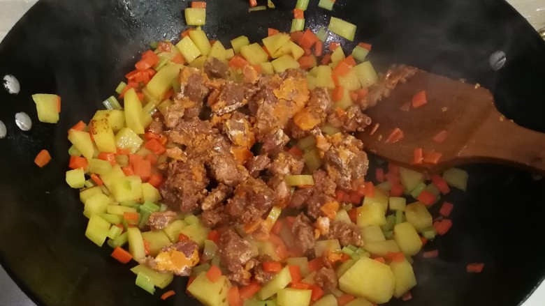 冬天太冷吃土豆胡萝卜羊肉臊子面,放入羊肉臊子翻炒均匀