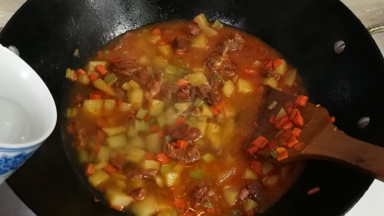 冬天太冷吃土豆胡萝卜羊肉臊子面,放入适量开水