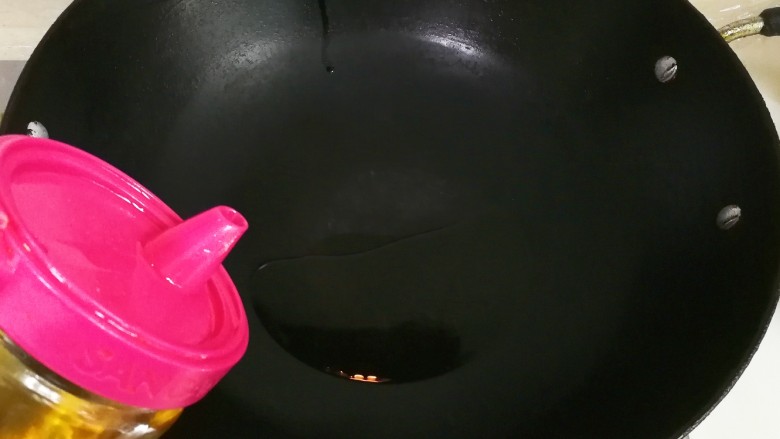 冬天太冷吃土豆胡萝卜羊肉臊子面,热锅放入适量食用油