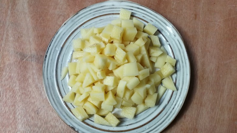 冬天太冷吃土豆胡萝卜羊肉臊子面,土豆洗净削去皮切小丁