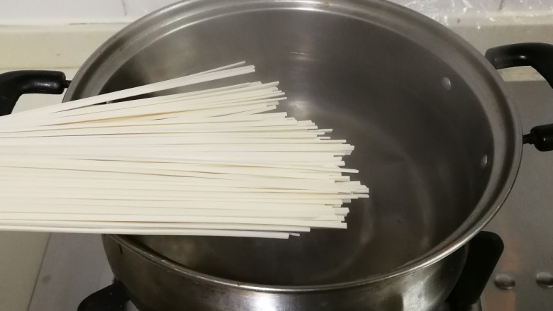 冬天太冷吃土豆胡萝卜羊肉臊子面,小锅水开放入适量面条