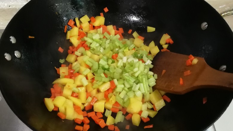 冬天太冷吃土豆胡萝卜羊肉臊子面,翻炒出香味后放入芹菜碎