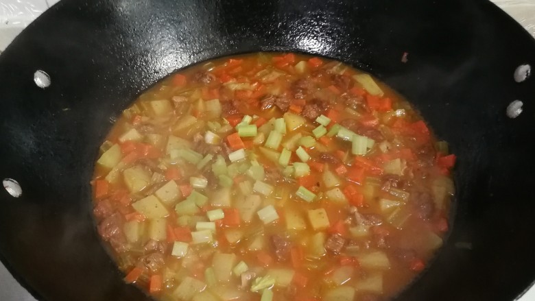 冬天太冷吃土豆胡萝卜羊肉臊子面,土豆胡萝卜羊肉臊子烧好啦！再来烧<a style='color:red;display:inline-block;' href='/shicai/ 526'>面条</a>