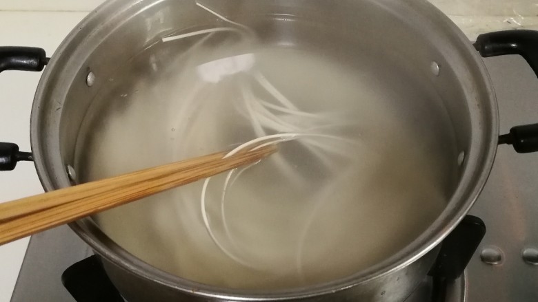 冬天太冷吃土豆胡萝卜羊肉臊子面,用筷子轻轻拨散，烧开后放少许冷水再烧开转小火烧两分钟