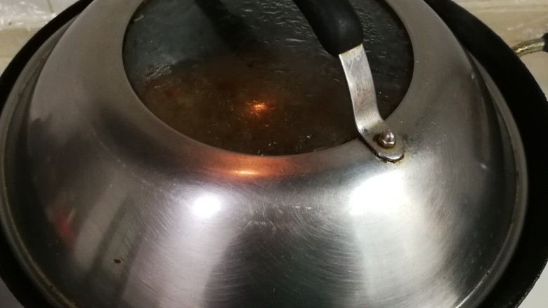 冬天太冷吃土豆胡萝卜羊肉臊子面,盖上锅盖中小火烧三分钟