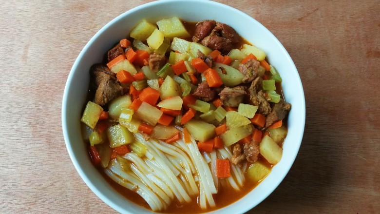 冬天太冷吃土豆胡萝卜羊肉臊子面,盛出土豆胡萝卜羊肉臊子放在面条上面