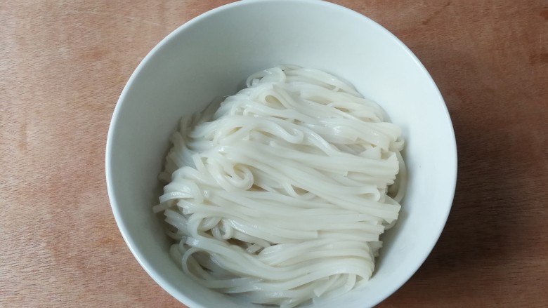 冬天太冷吃土豆胡萝卜羊肉臊子面,捞出面条放入大碗里面