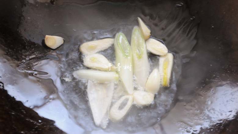 红烧茄子 百吃不厌的经典家常菜,锅内留底油,下入葱蒜片爆香。